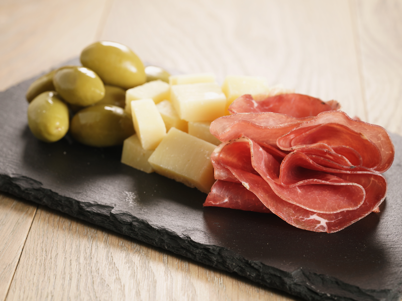 Planche apéro avec gravure sur bois ou ardoise