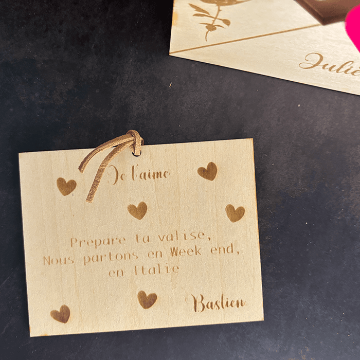 enveloppe en bois personnalisée message gravé