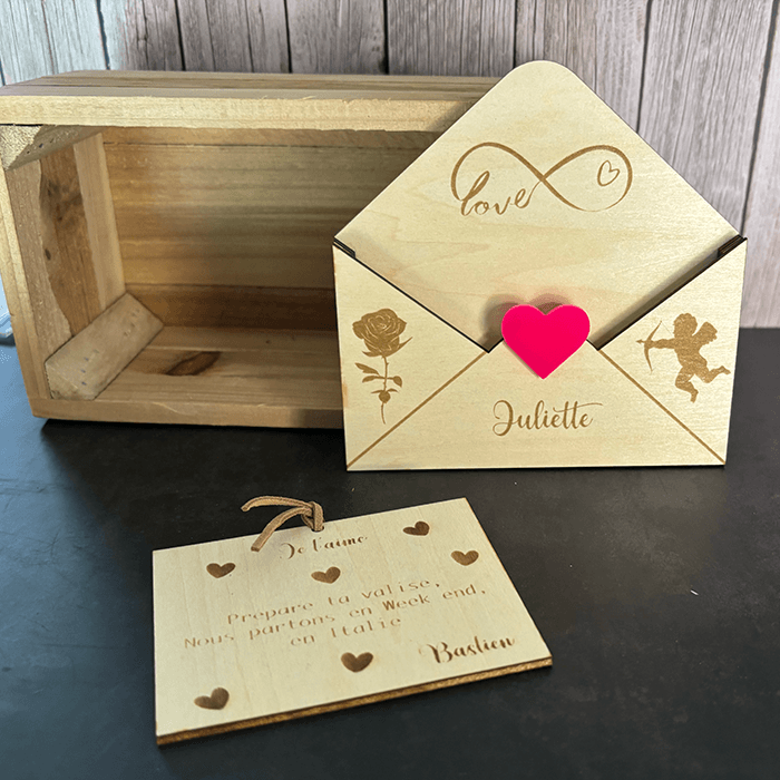 enveloppe en bois personnalisée message gravé