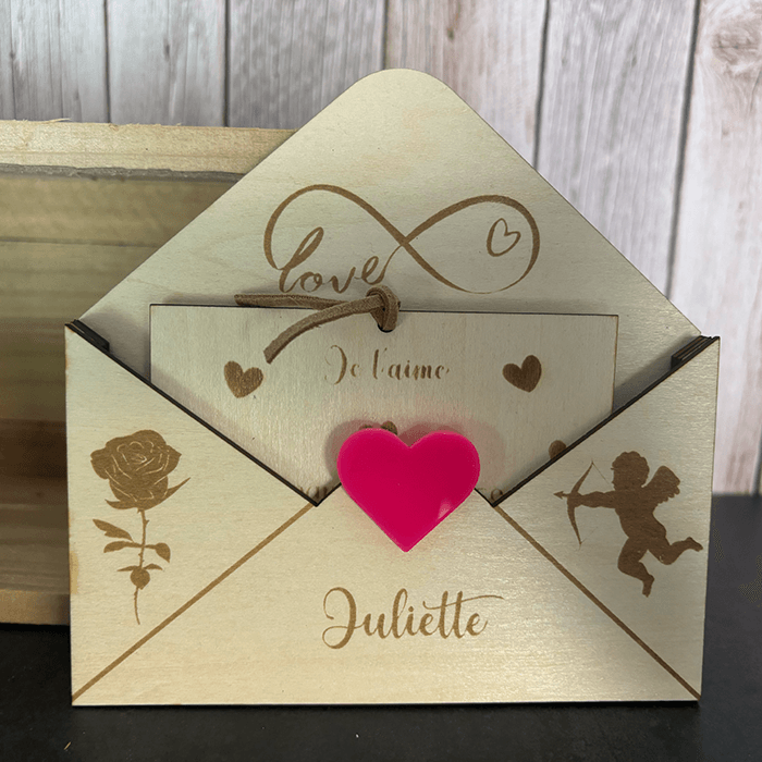 enveloppe en bois personnalisée message gravé
