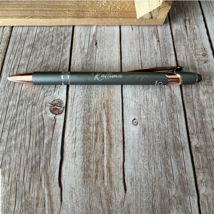 Stylo gris gravé au laser par Kallima Design à Moncoutant.