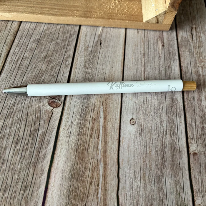 Stylo blanc gravé au laser par Kallima Design à Moncoutant.