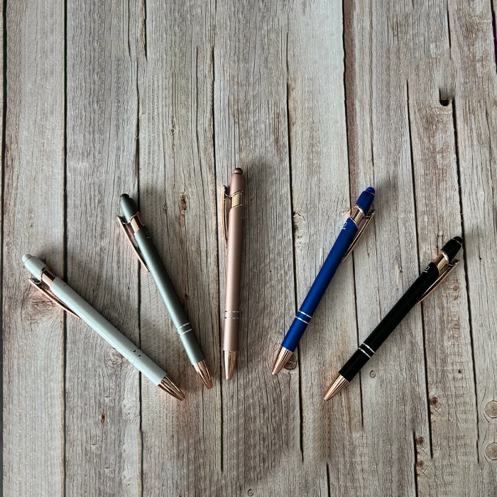 Stylo en métal gravé au laser par Kallima Design à Moncoutant.