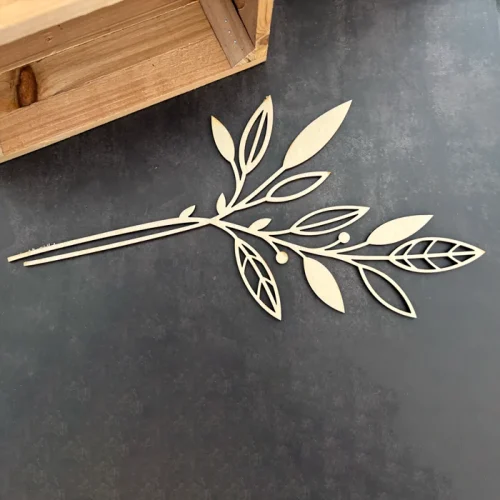 fleurs et feuillages décoratifs en bois découpé