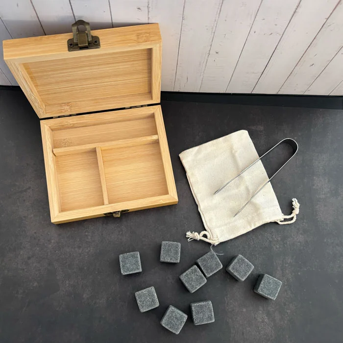 Coffret pierres à Whisky – 9 glaçons réutilisables et boîte en bambou