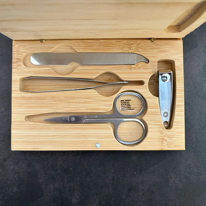 Coffret de manucure de 4 accessoire avec personnalisation sur le couvercle
