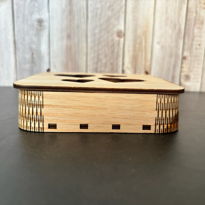 Boîte carrée en bois naturel avec couvercle ajouré découpé de quatre cœurs