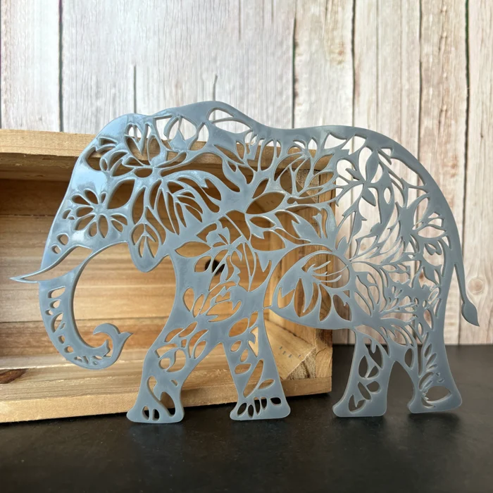 Décoration murale ajourée en forme d'éléphant avec motifs floraux et feuillage style mandala