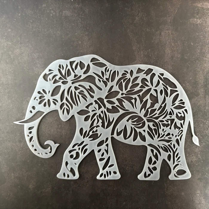 Décoration murale ajourée en forme d'éléphant avec motifs floraux et feuillage style mandala