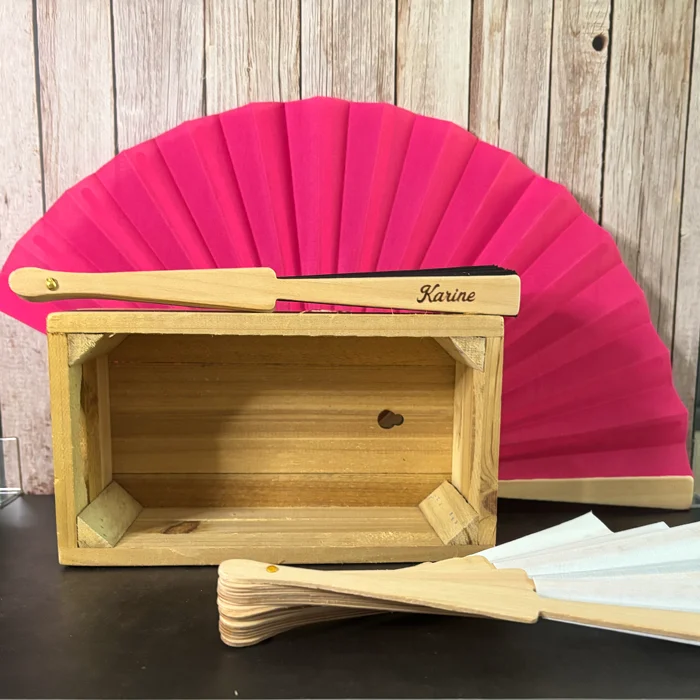 Éventail personnalisé en bois gravé au prénom avec toile rose fuchsia et blanc pour mariage et événements