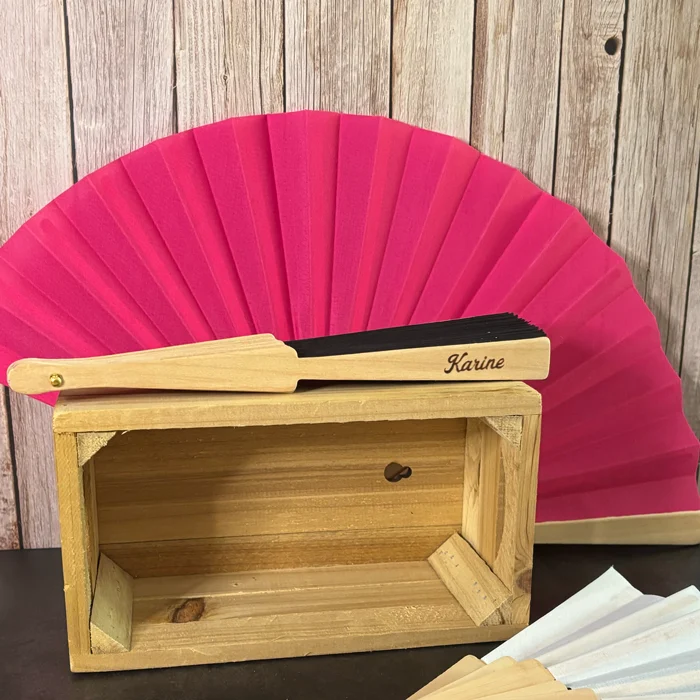 Détail de la gravure laser personnalisée sur le brin en bois d'un éventail