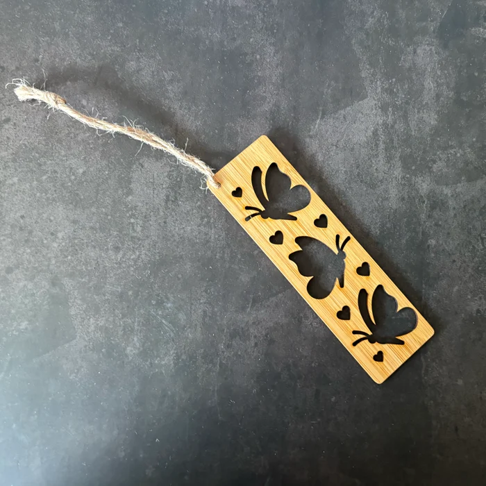 Marque-page rectangulaire en bois naturel ajouré de motifs papillons et petits cœurs avec une cordelette en jute naturelle