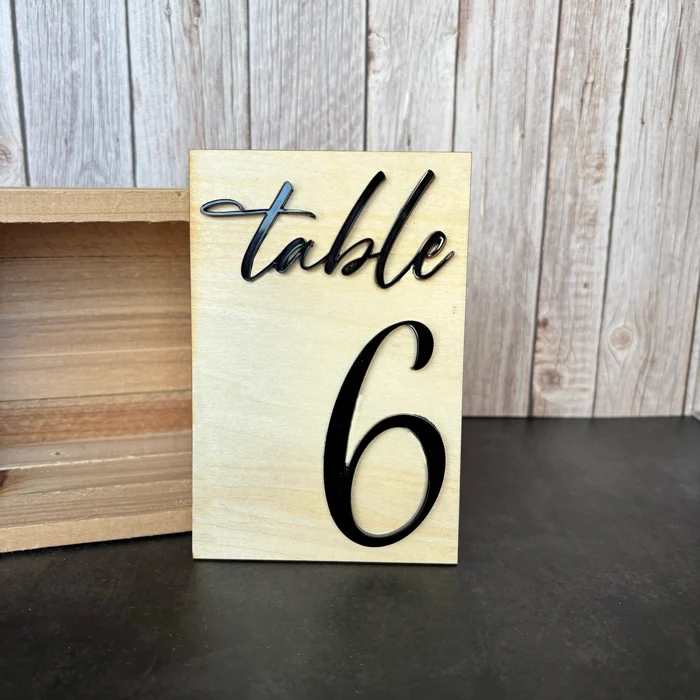 Panneau numéro de table rectangulaire en bois naturel clair avec le texte Table et numéro en relief acrylique brillant noir