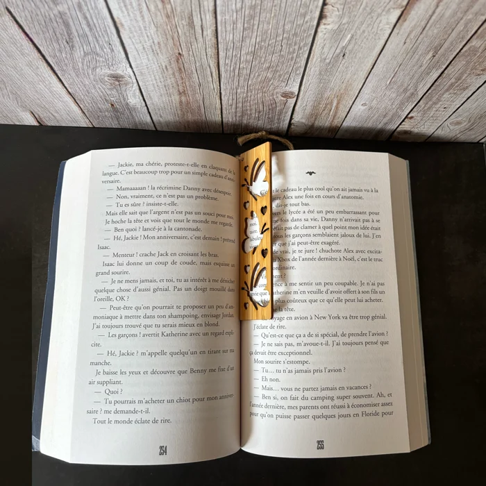 Marque-page rectangulaire en bois naturel ajouré de motifs papillons et petits cœurs avec une cordelette en jute naturelle